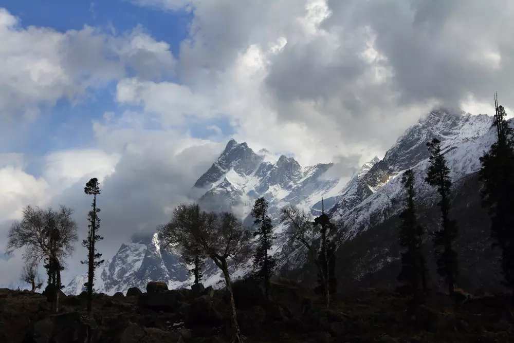 How to Navigate the Har Ki Dun Trail Safely with a Guide